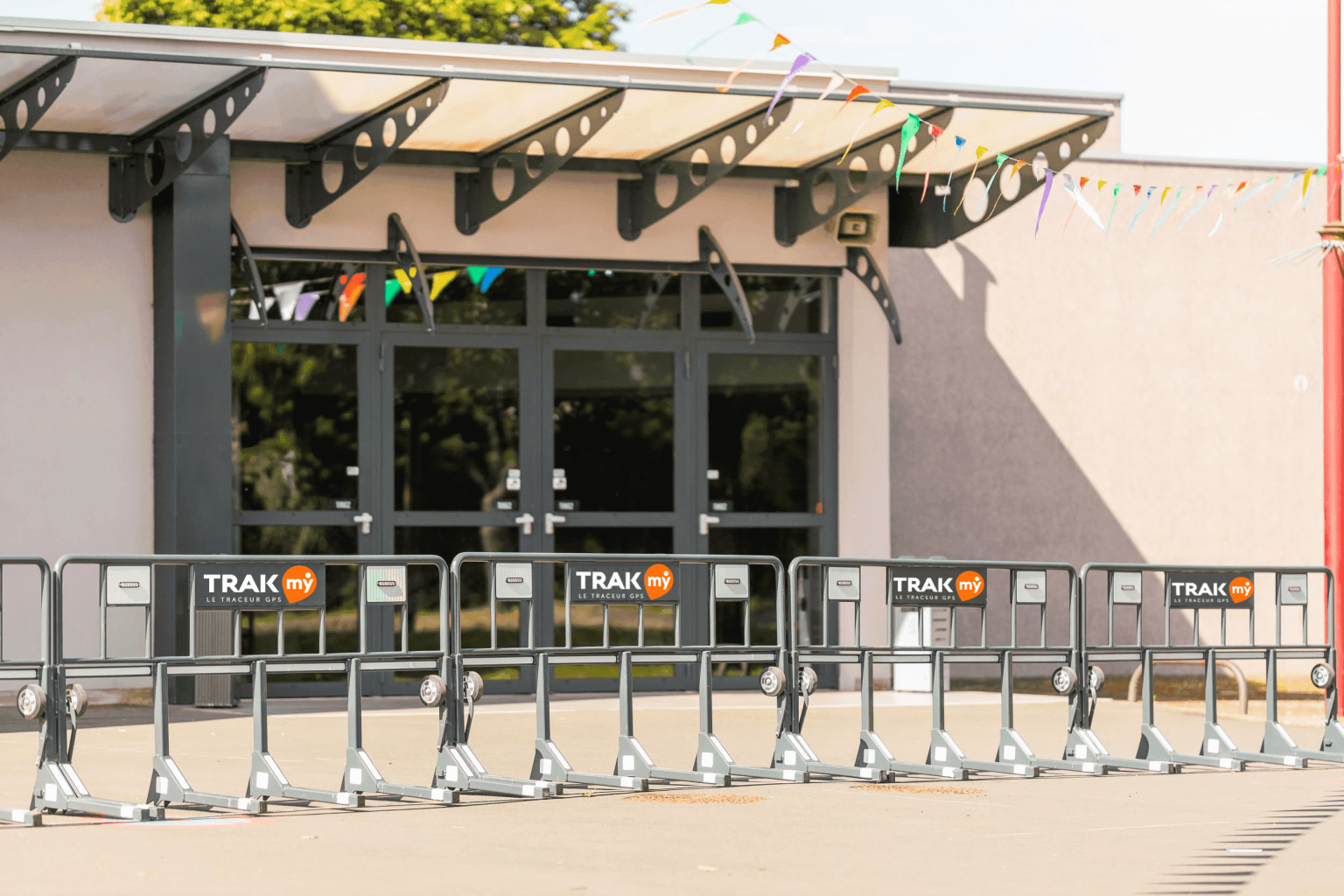 Solutions TRAKmy pour collectivités - barrières anti-bélier et traceurs GPS