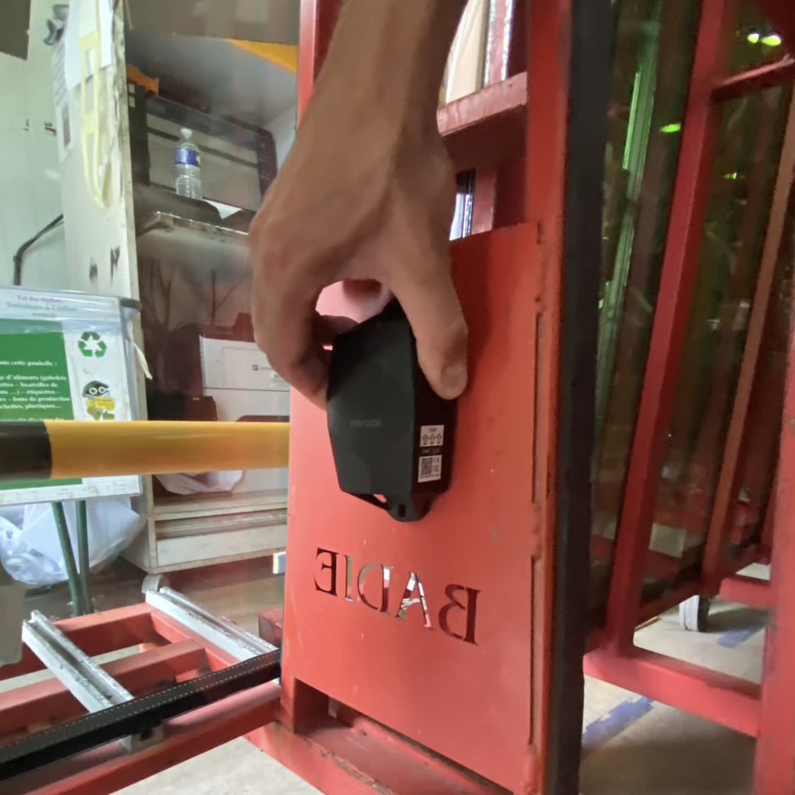 Chevalet porte-verre avec traceur GPS