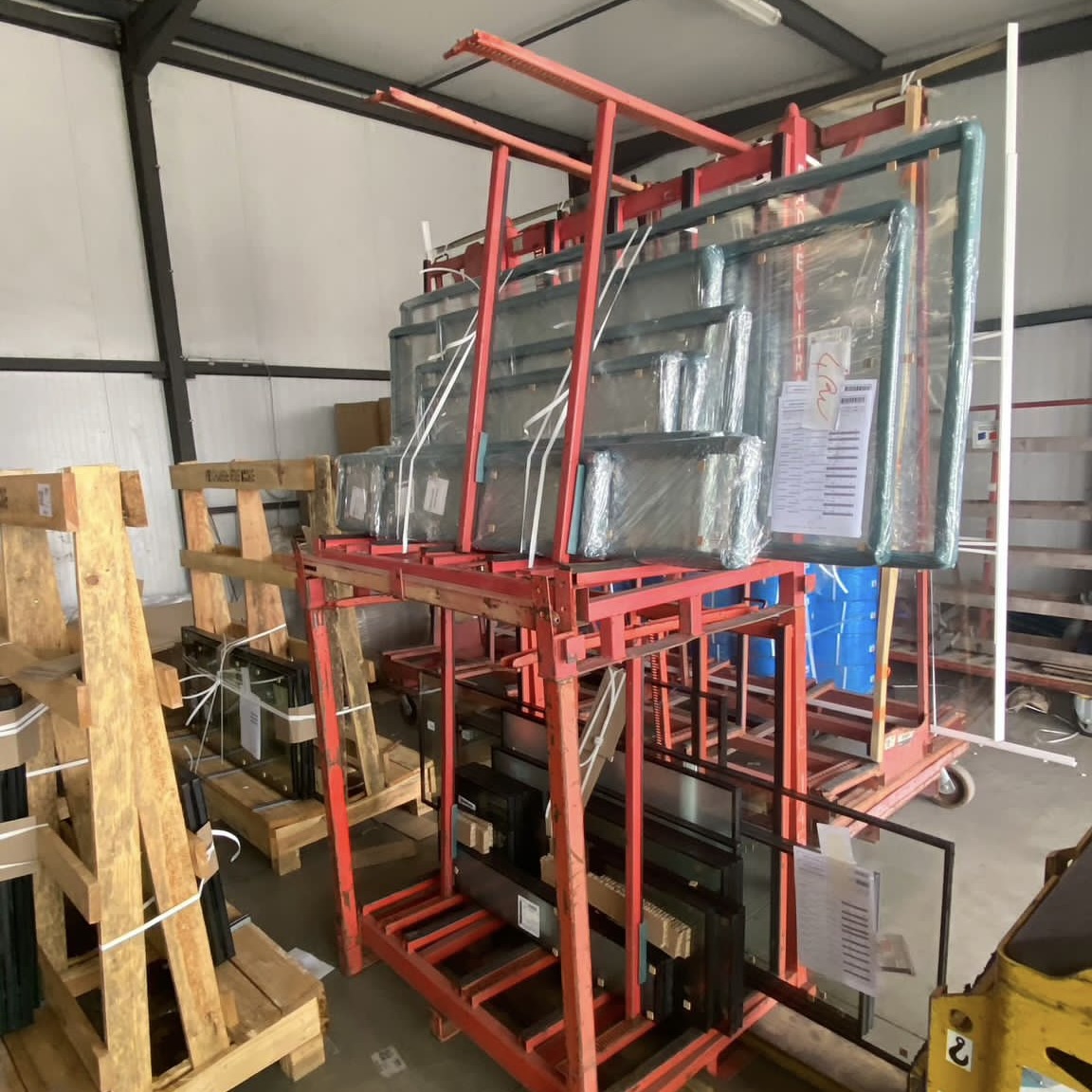 Chevalets porte-verre sur chantier de miroiterie