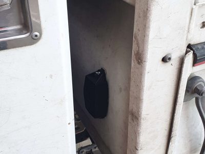 Fixation magnétique d'un traceur GPS sur matériel de chantier