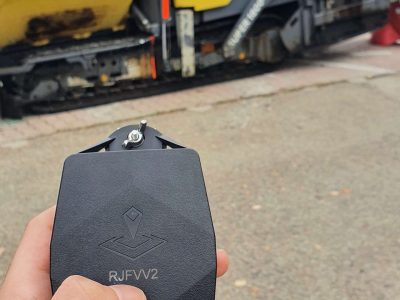 Traceur GPS installé sur engin de chantier BTP